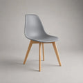 Sedia grigia in polipropilene con gambe in legno, 46 × 53 × 82 cm