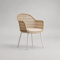 Sedia da pranzo con braccioli e schienale curvo in polyrattan PE e acciaio, beige e bianco, 58 × 60 × 82 cm