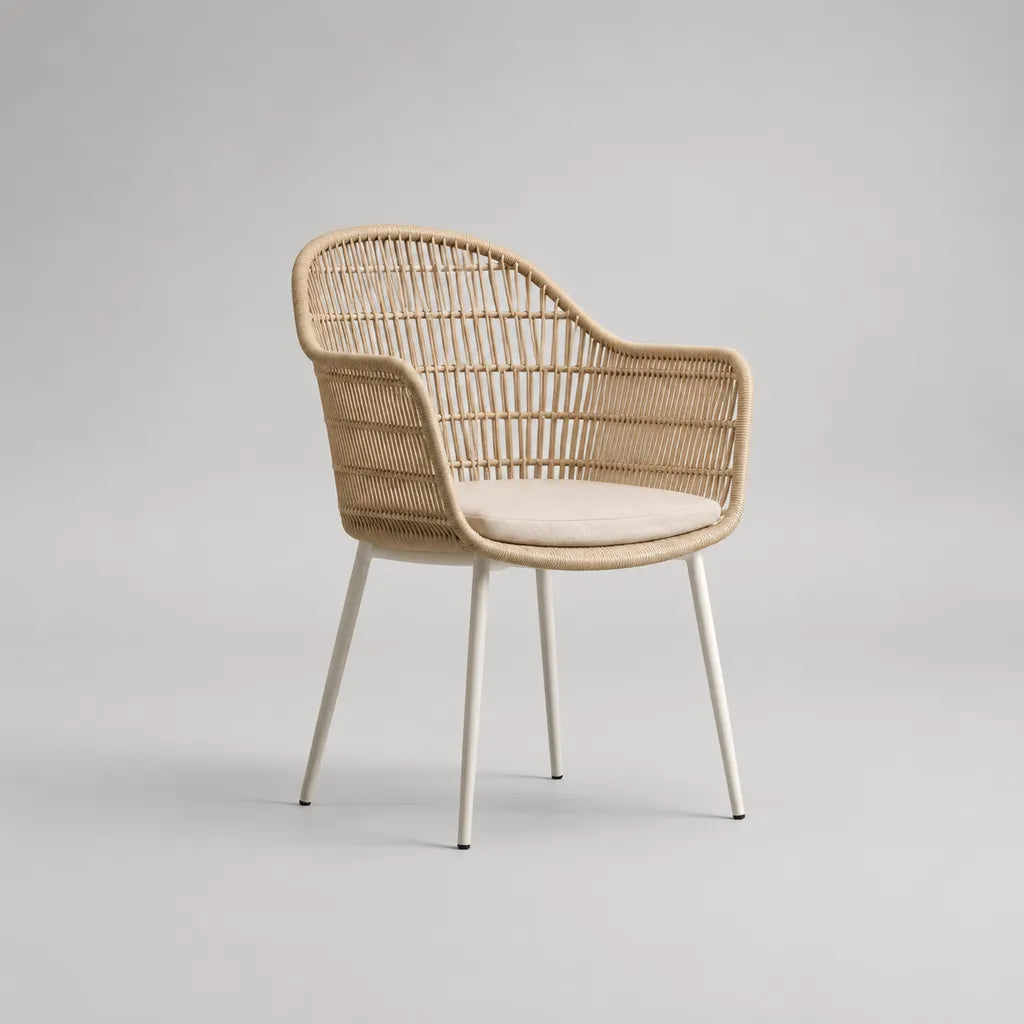 Sedia da pranzo con braccioli e schienale curvo in polyrattan PE e acciaio, beige e bianco, 58 × 60 × 82 cm